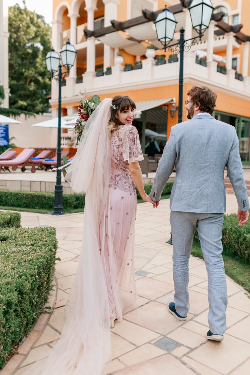 Wedding couple at a luxury hotel arrival in Delhi